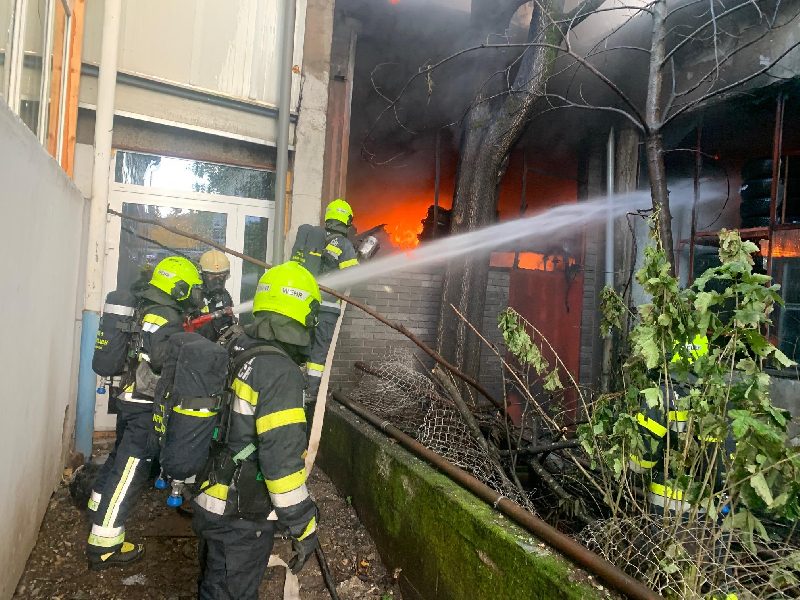 Reifenlager in Vollbrand (Bild 1)